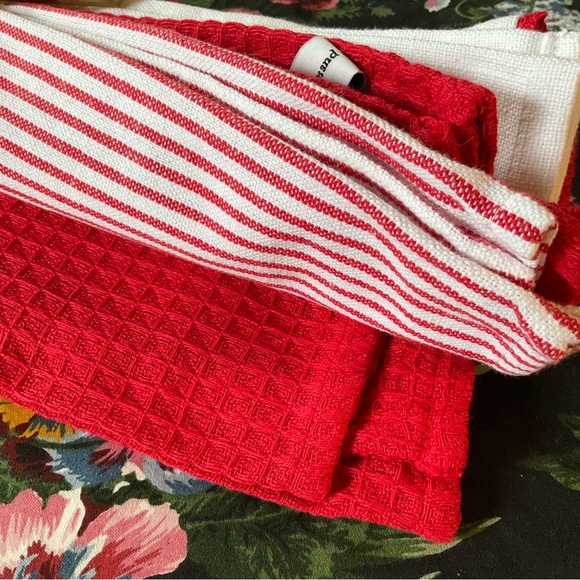 CUPCAKES & CASHMERE Kitchen Towel Set of 4 Valentine’s Day Love Theme Red Cream - Picture 5 of 7